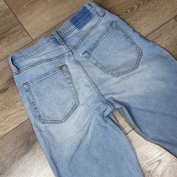 Abercrombie & Fitch Light Wash Zoe Natural Rise Ankle Straight Jeans - Picture 12 of 12